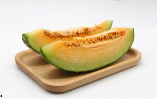 外国在中国吃哈密瓜视频,体验地道新疆美味