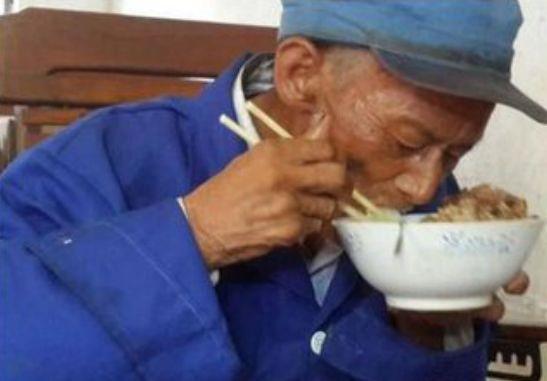 75岁大爷吃红瓜视频,美味与健康的完美结合