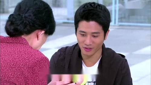 吃瓜大妈帅哥是谁呀视频,揭秘“吃瓜大妈帅哥”视频背后的热门人物