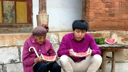 两个吃瓜老奶奶视频,揭秘网络视频背后的故事