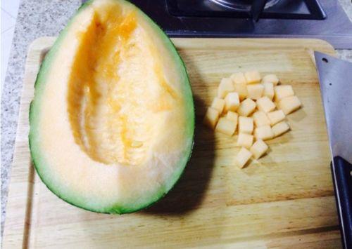 老丈人吃哈密瓜好吗视频,甜蜜滋味共享天伦