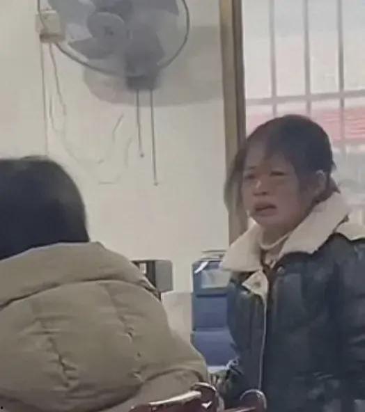 父母打架孩子吃瓜视频,孩子成“吃瓜群众”，目睹父母打架