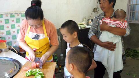 农村婆媳吃角瓜视频大全,农村婆媳吃角瓜温馨瞬间大盘点