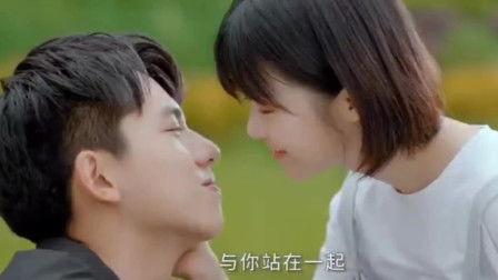 夫妇吃瓜青梅竹马视频,夫妇甜蜜吃瓜瞬间，甜蜜瞬间定格