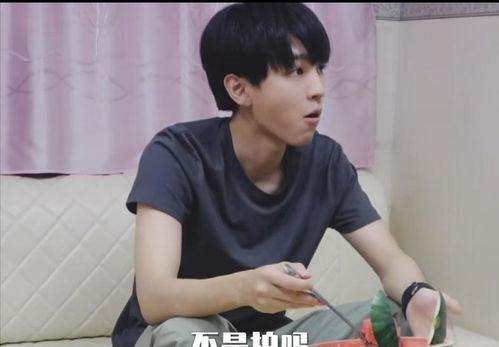 王俊凯自己吃瓜视频大全,揭秘明星幕后趣事