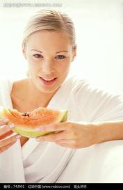 女子吃哈密瓜的视频图片,女子品尝香甜哈密瓜，甜蜜瞬间定格